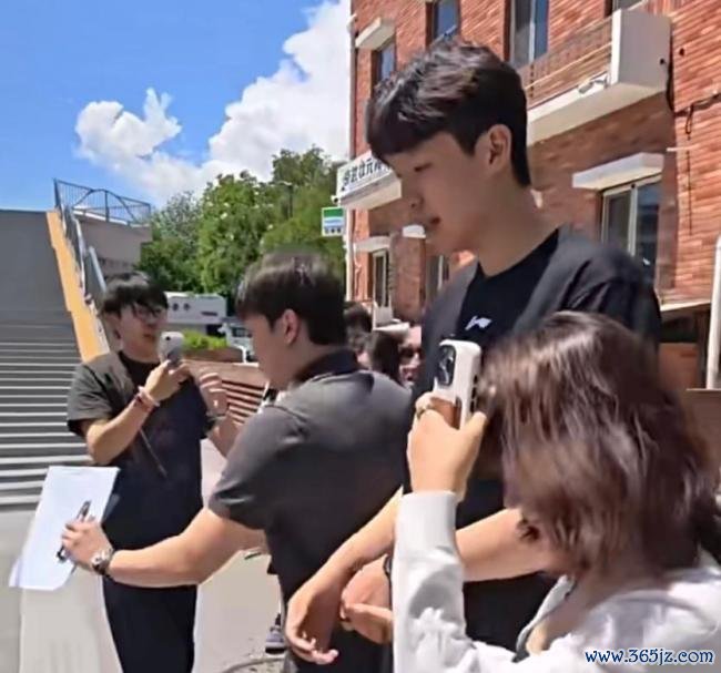 耍大牌如故赶时间？杨瀚森拒签名引热议 球迷卖惨：咱们也没吃饭的 场外争议再起